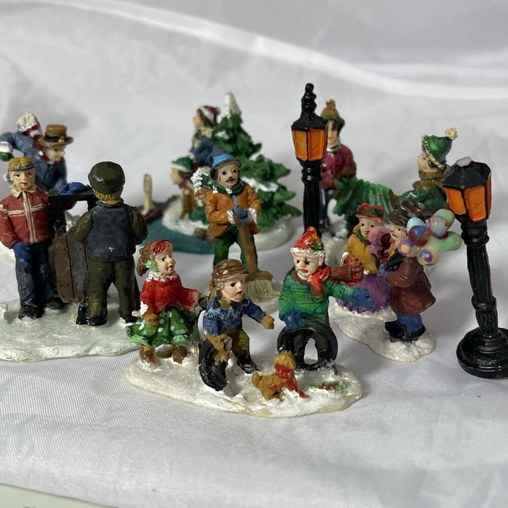 VTG Cobblestone Corners Country lot of 9 characters & lamp,1 lamp top broke